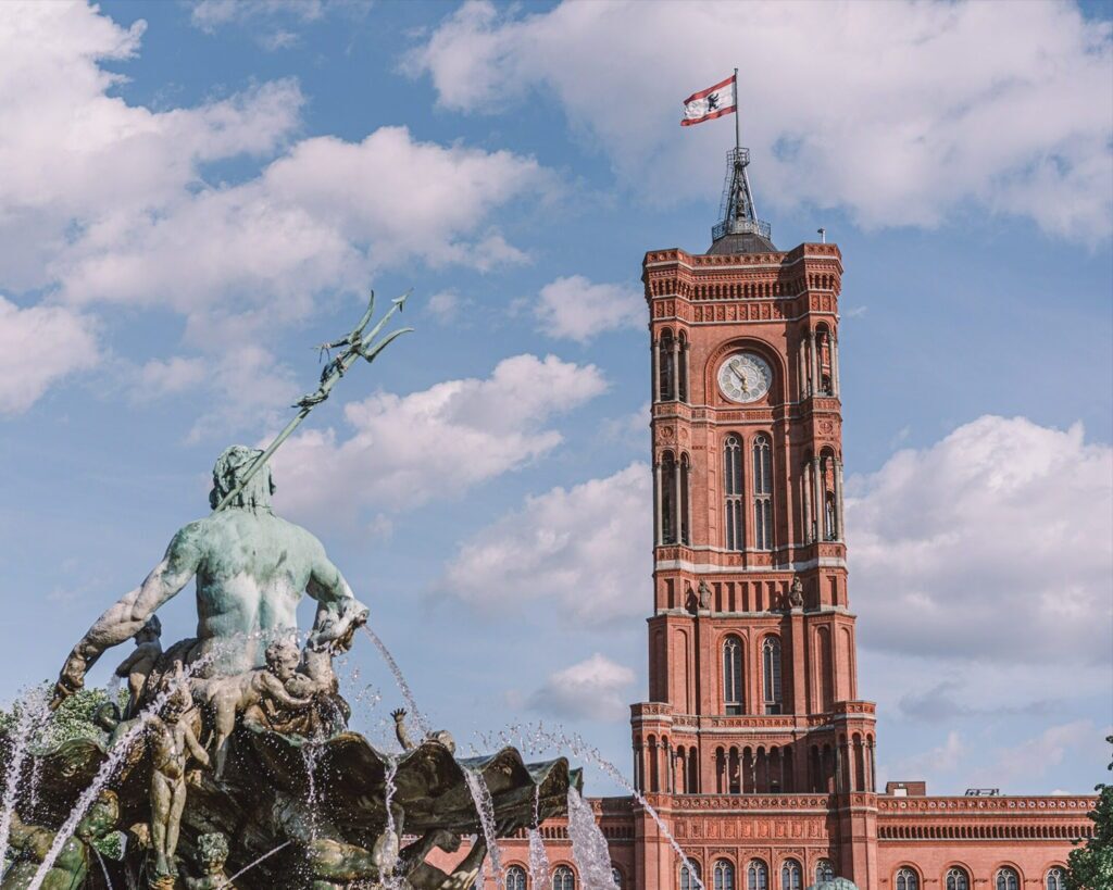 Behördenumzug Berlin – Rotes Rathaus mit Neptunbrunnen