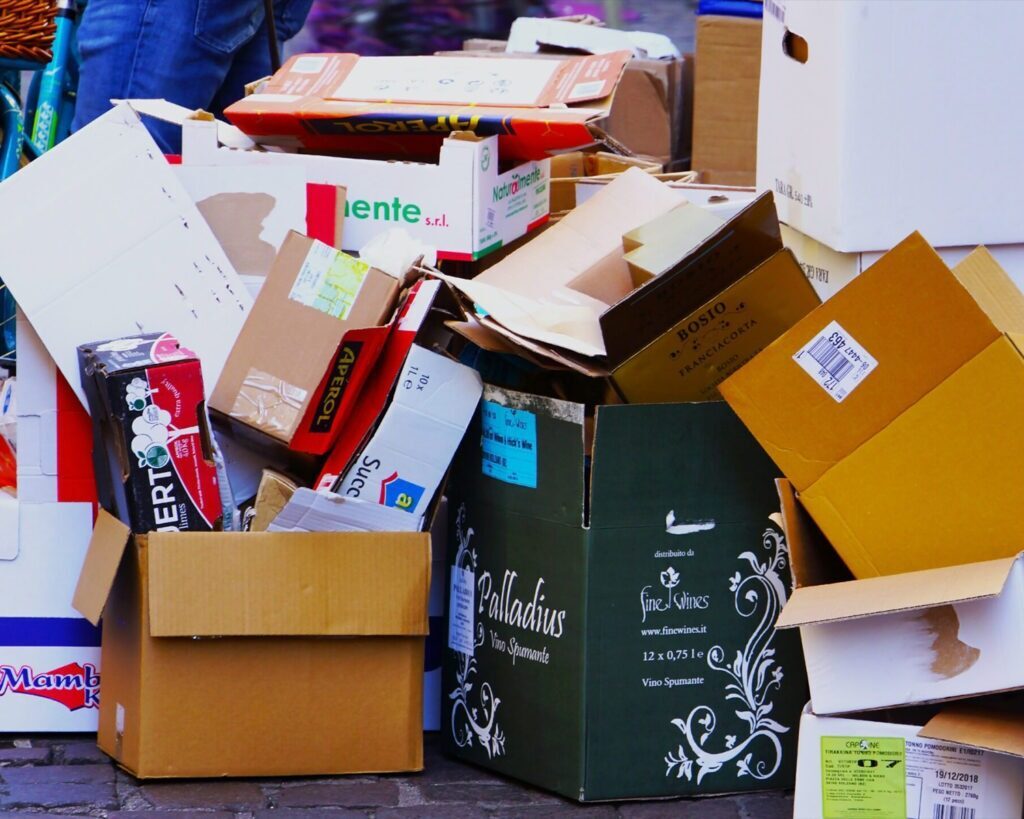 Beiladung Berlin – Stapel bunter Kartons