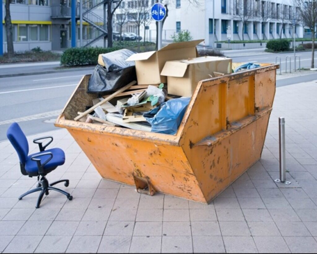 Entrümpelung Berlin – Container mit Hausrat und Bürostuhl